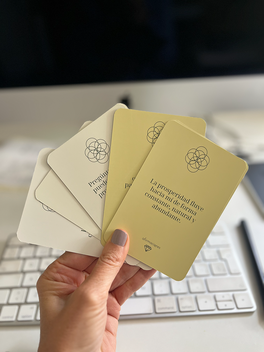 Tarjetas de afirmaciones del kit SOLARA en mano